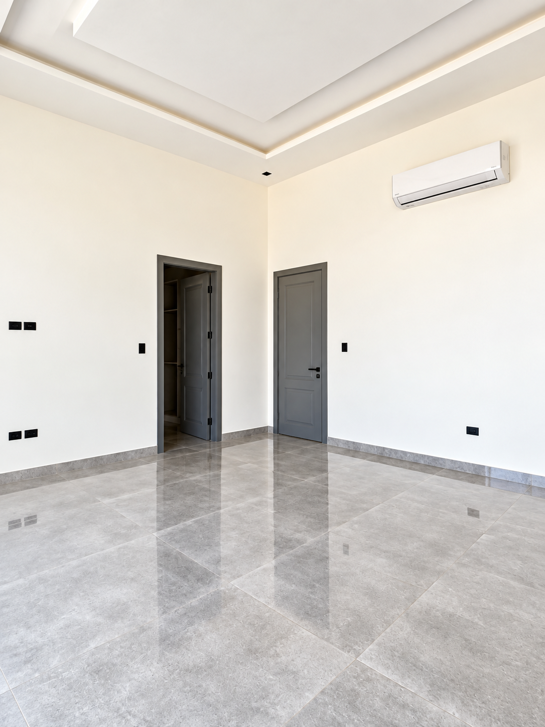 Dormitorio máster amplio e iluminado